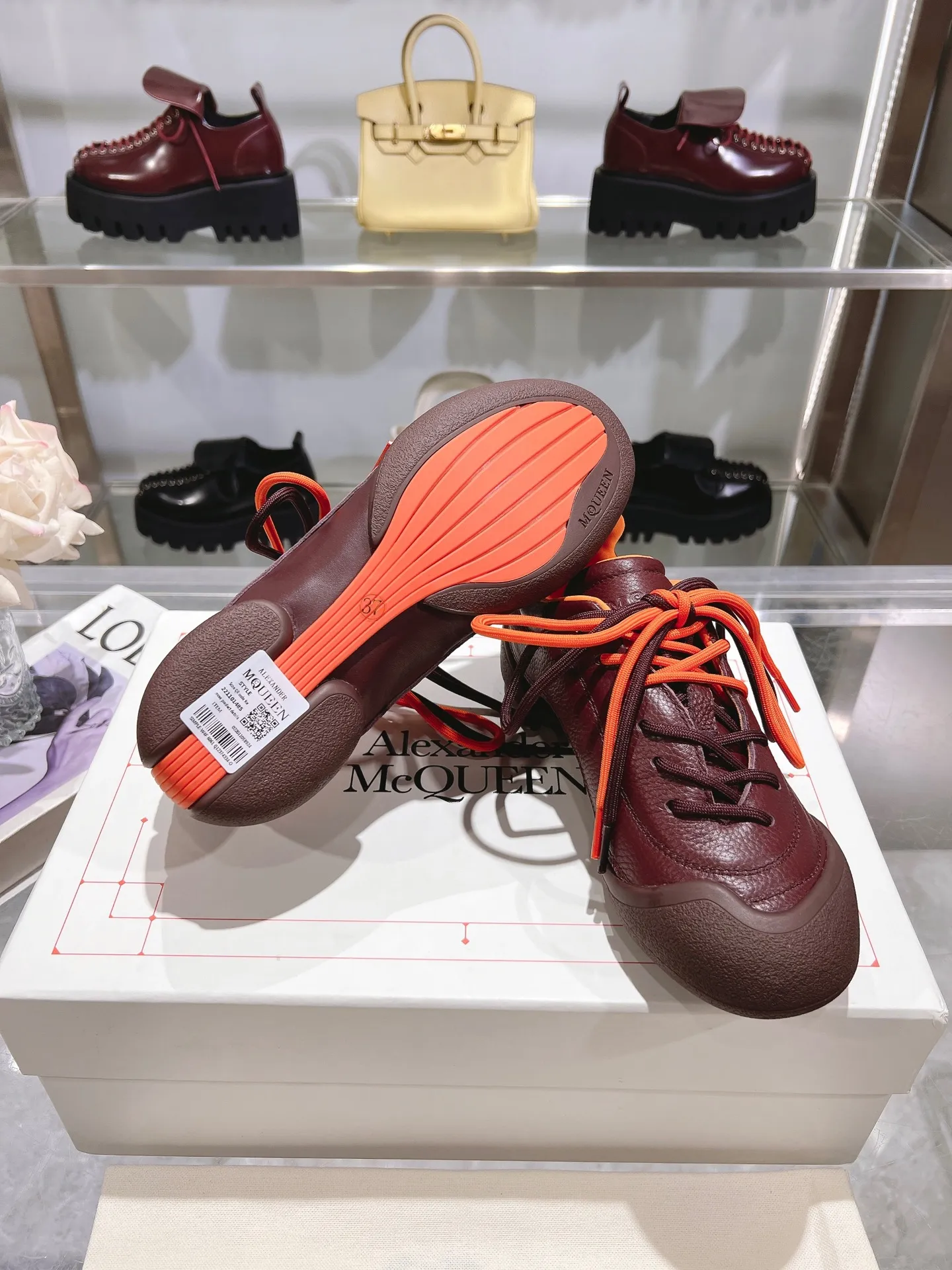 p580💰Couple model 𝐀𝐥𝐞𝐱𝐚𝐧𝐝𝐞𝐫 𝐌𝐜𝐐𝐮𝐞𝐞𝐧#/Alexander McQueen’s latest Flexion series, retro, casual, sneakers, original purchase, development, production, this Flexion Off Low-top sneakers in white grained leather with varying sized laces and an anatomically inspired lightweight segmented sole. The reverse skull pattern is embossed on the heel. Fabric: Original customized imported first-layer cowhide. Lining: Customized imported breathable mesh lining. Sole: Original open-molded non-slip TPU material. Bottom thickness: 2CM. Size: #Female size 35-40 (40 customized, non-refundable) #Men’s code 39-45 (45 customized, non-refundable)
